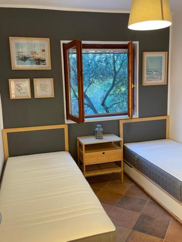 dwa łóżka w pokoju z oknem w obiekcie Holiday Home Pure Nature w mieście Tkon