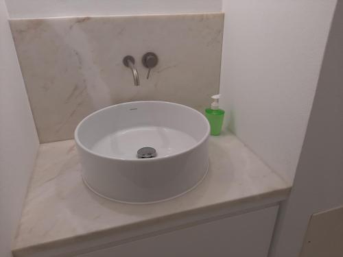 a white sink sitting on top of a counter at Apartamento da Praia in Odeceixe