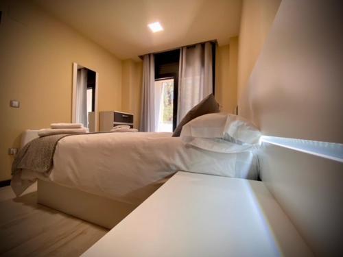 a bedroom with a bed and a window at Mi Refugio in Arenas de San Pedro