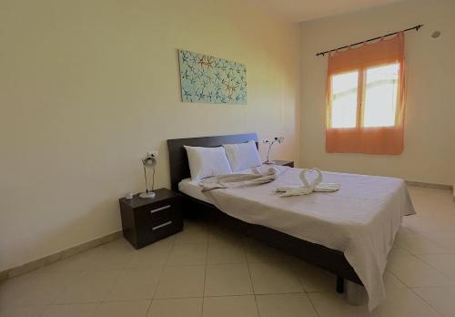 - une chambre avec un lit et une fenêtre dans l'établissement Zen House Morabeza, à Santa Maria