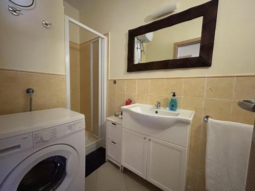La salle de bains est pourvue d'un lave-linge et d'un lavabo. dans l'établissement Zen House Morabeza, à Santa Maria