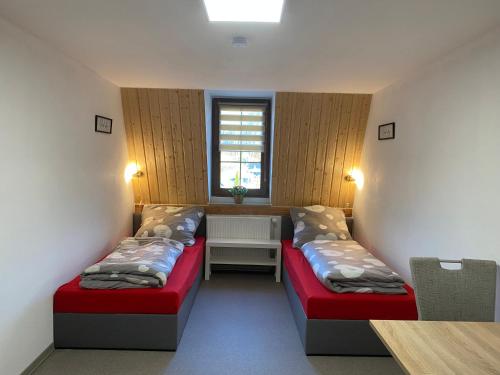 Cette petite chambre comprend 2 lits et une fenêtre. dans l'établissement Zimmervermietung Abir, à Dresde