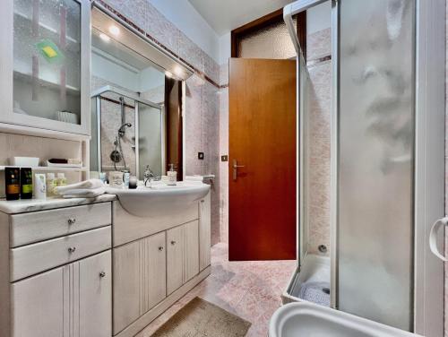 uma casa de banho com um lavatório e um chuveiro em San Dona Homely House em San Donà di Piave