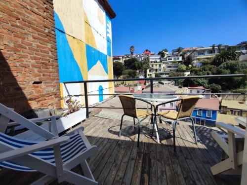 a patio with chairs and a table on a balcony at La Galería B&B in Valparaíso