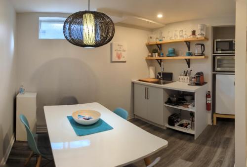 eine Küche und ein Esszimmer mit einem Tisch und einem Kühlschrank in der Unterkunft Simplement l’Harmonie à Chambly in Chambly