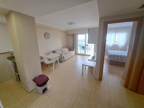 sala de estar con sofá y mesa en Ideal apartamento, en Daimuz