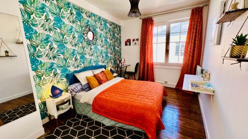 a bedroom with a bed with a colorful wall at Appartement Bleu du Palais - Relaxation Centrale in Le Palais