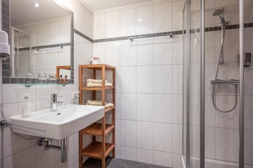 bagno con lavandino e doccia di Blaiken Appartements in Scheffau am Wilden Kaiser a Scheffau am Wilden Kaiser