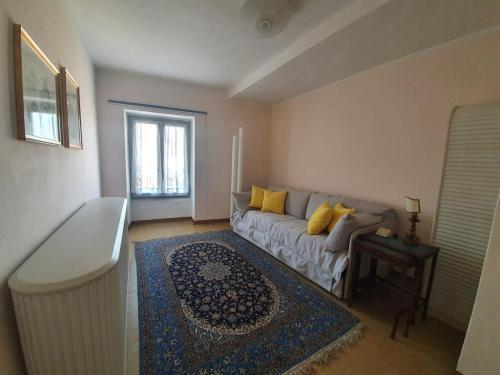 una sala de estar con un sofá y una mesa en La casa sul tetto, en Stresa