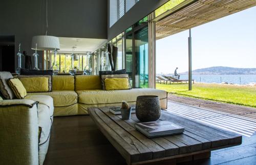 un salon avec un canapé et une table basse dans l'établissement Villa Waterfront - Villa with spectacular views and direct access to the laguna, à Balaruc-les-Bains