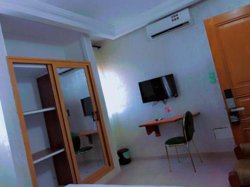 HÔTEL NOAHGARDEN 2にあるテレビまたはエンターテインメントセンター