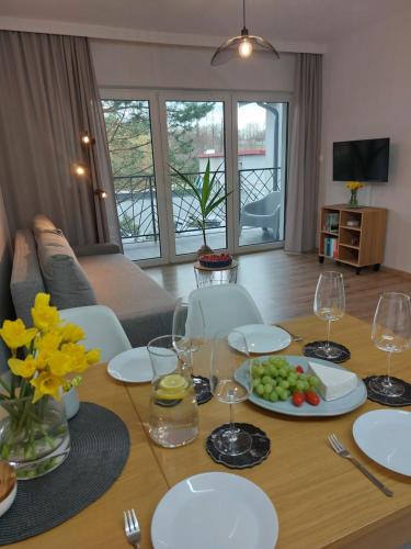 stół jadalny z kieliszkami do wina i winogronami w obiekcie MR HOME APARTMENTS - Limba w Krakowie