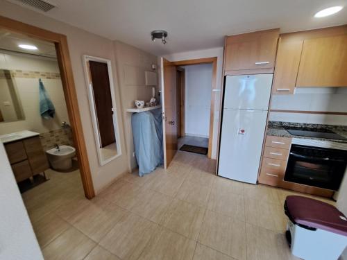 eine Küche mit einem weißen Kühlschrank und einer Spüle in der Unterkunft Ideal apartamento in Daimús