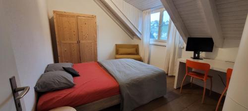 a small bedroom with a bed and a chair at Aquae Helveticae in Baden