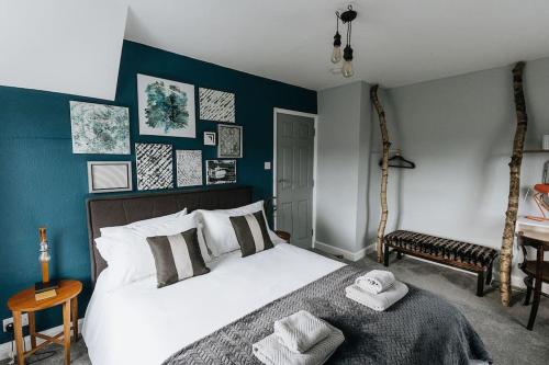 HOLLINS NOOK - Countryside House - Gateway to Lakes National Park في Burneside: غرفة نوم بسرير ابيض كبير بجدران زرقاء