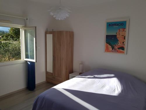 sypialnia z łóżkiem i oknem w obiekcie VILLA Piscine chauffée 15 pers avec piscine vue mer montagne 1km mer w mieście Solaro