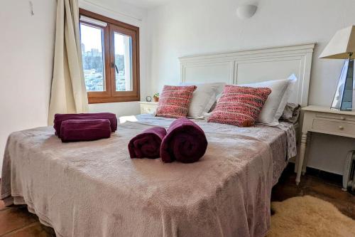 ein großes Bett mit Kissen darauf im Schlafzimmer in der Unterkunft Casa de Luz in Casares