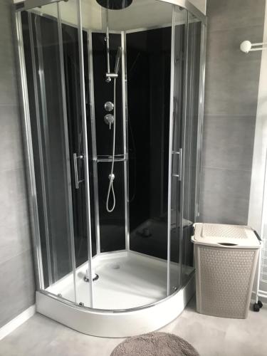 um chuveiro com uma caixa de vidro na casa de banho em Faimaison em Petit Vaux