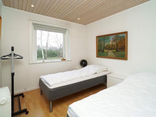sypialnia z 2 łóżkami i oknem w obiekcie Holiday home Jægerspris XLIII w mieście Jægerspris