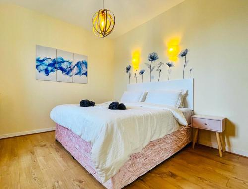 Summer Breeze - Cosy & Warm Holiday Home in Youghal's heart - Family Friendly - Long Term Price Cuts في يوغال: غرفة نوم بسرير كبير في غرفة