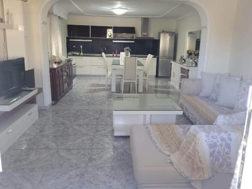 Narcis House tesisinde bir oturma alanı