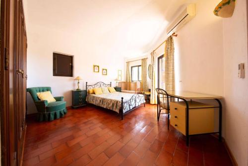 ヴィラモウラにあるSilveira IIのベッドルーム1室(ベッド1台、ソファ、椅子付)