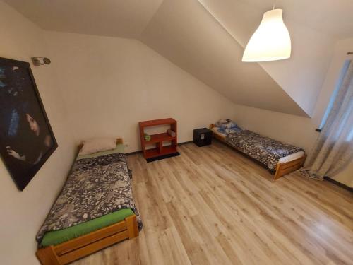 Ένα ή περισσότερα κρεβάτια σε δωμάτιο στο Galeria kolorów pokój 4 osobowy