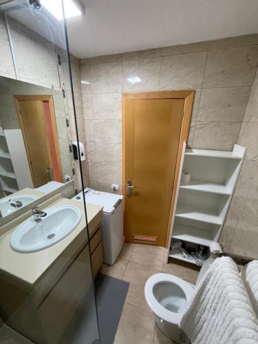 een badkamer met een wastafel en een toilet bij Apartment Modern 2 Playa del Ingles in San Bartolomé