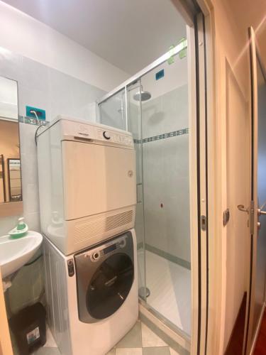 uma casa de banho com uma máquina de lavar roupa e um chuveiro em Casa VACANZA CHIARINA em San Benedetto del Tronto