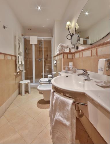 Bilik mandi di Best Western Plus Hotel Genova