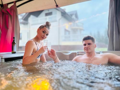 A piscina localizada em BIG BED JACUZZI, PRIVATE SAUNA AND CINEMA ou nos arredores