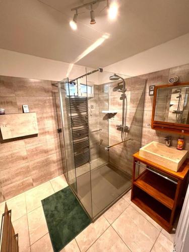 une douche avec une porte vitrée dans une salle de bain dans l'établissement Provencal style home in Mediterranean seaside town, à La Londe-les-Maures