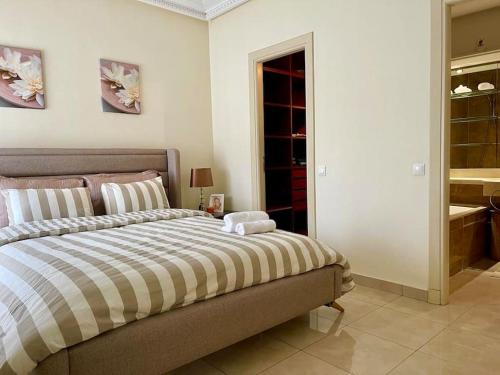 um quarto com uma cama e um closet em Amazing Apartment in Gauthier em Casablanca