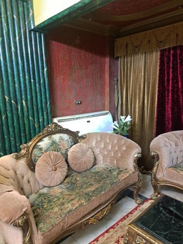 een slaapkamer met een bed met kussens erop bij Hijaz Square Hotel in Caïro