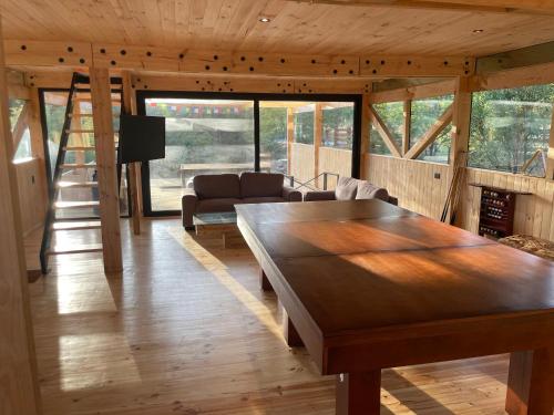 sala de estar con mesa y sofá en Araucanía Pura en Malalcahuello