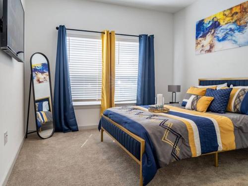 una camera con un letto e uno specchio di Ideal Modern Retreat a Jacksonville