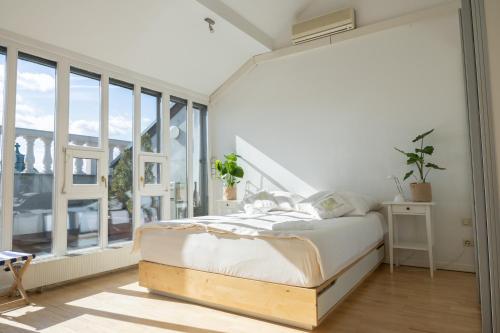 Uma cama ou camas num quarto em 180m2 Penthouse, Luxury Apartment next to Karlskirche and Parking included