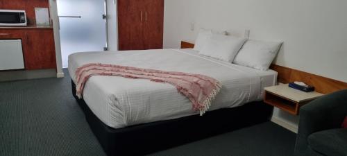 Postel nebo postele na pokoji v ubytování Ayr Traveller's Motel