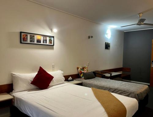艾尔Ayr Traveller's Motel的酒店客房带两张床,房间带两张桌子