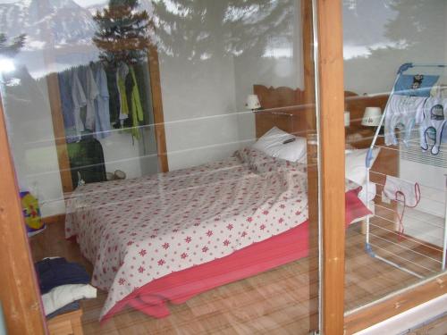 シャンルッスにあるAppartement Chamrousse, 3 pièces, 6 personnesのベッドルーム1室(ガラス張りの部屋内のベッド1台付)