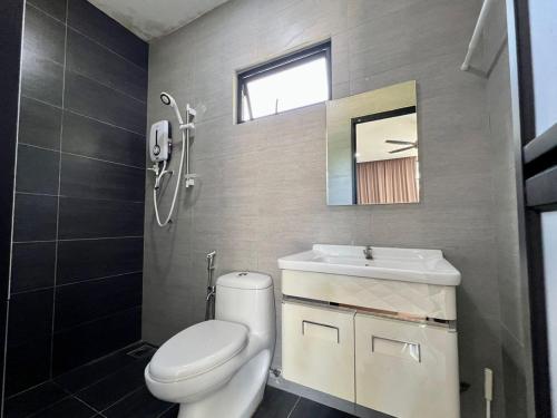 La salle de bains est pourvue de toilettes, d'un lavabo et d'un miroir. dans l'établissement PLAY at Lot 31 Eco Orchard Melaka, 