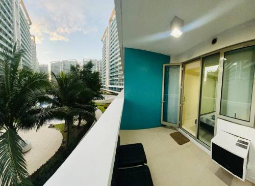 Cet appartement dispose d'un balcon offrant une vue sur la ville. dans l'établissement Azure 2 Bedroom Pool View Balcony, à Manille