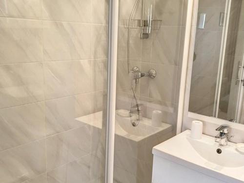 Kúpeľňa v ubytovaní Charmant T2 à Bormes-les-Mimosas, proche plage et commerces, parking inclus, animaux acceptés - FR-1-610-82