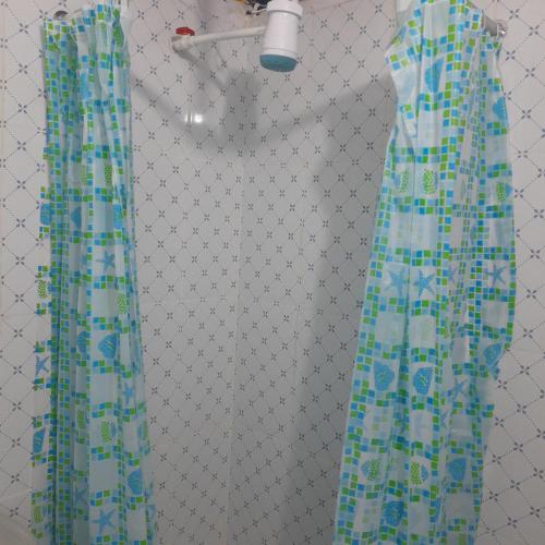 uma cortina de chuveiro numa casa de banho com uma corrente em Travel house ica em Ica