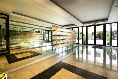 ブカレストにあるGarden Oasis Studioのガラスのドアと窓のある空っぽのロビー