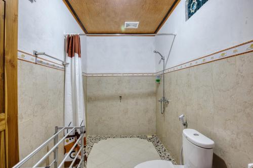 een badkamer met een douche en een toilet bij Linas Villas in Nusa Penida