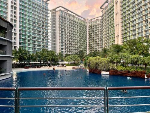 una gran piscina frente a edificios altos en Azure Balay, en Manila
