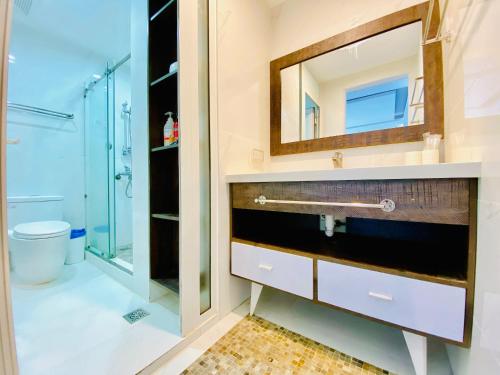 W łazience znajduje się umywalka i lustro. w obiekcie Căn Hộ Đà Nẵng - Muong Thanh Apartment in Da Nang for rent w mieście Da Nang