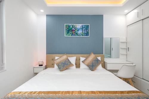 sypialnia z dużym białym łóżkiem z poduszkami w obiekcie Căn Hộ Đà Nẵng - Muong Thanh Apartment in Da Nang for rent w mieście Da Nang