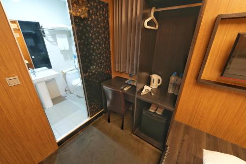 een kleine badkamer met een wastafel en een toilet bij Welove meworld Inn in Taipei